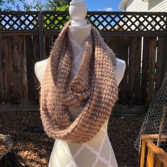 Simply Noelle - Rose Pink Fuzzy Infinity Scarfββ - Picture 1 of 3